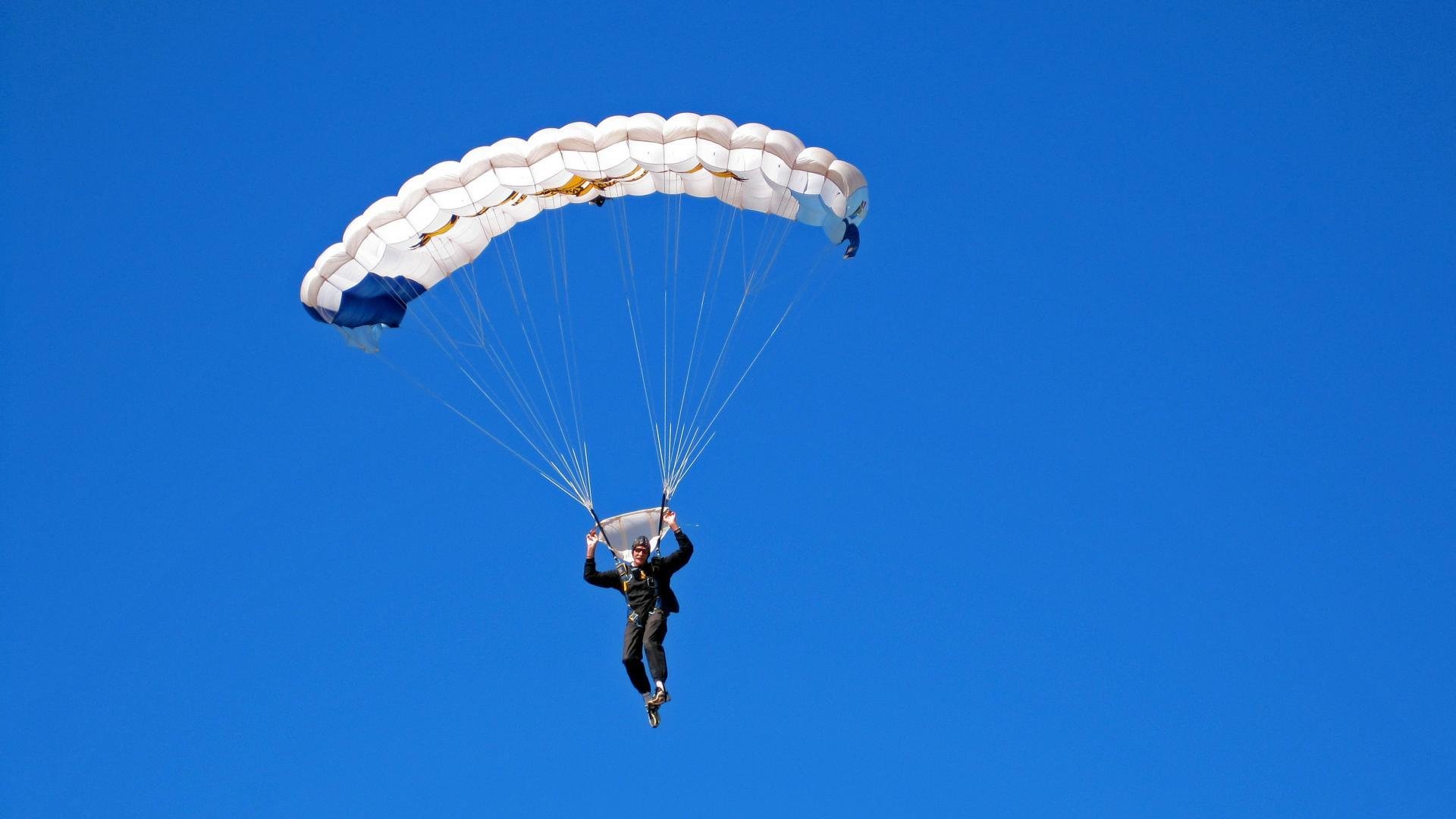 CS2枪械对决引爆全场热血，cs1.6对枪